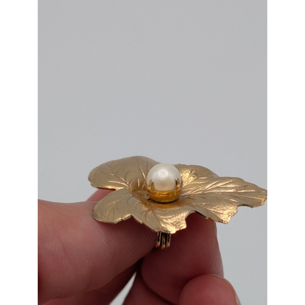 Vintage 1960s Sarah Coventry Small Leaf Faux Pearl Pin Brooch Gold Tone Textured - Picture 5 of 8